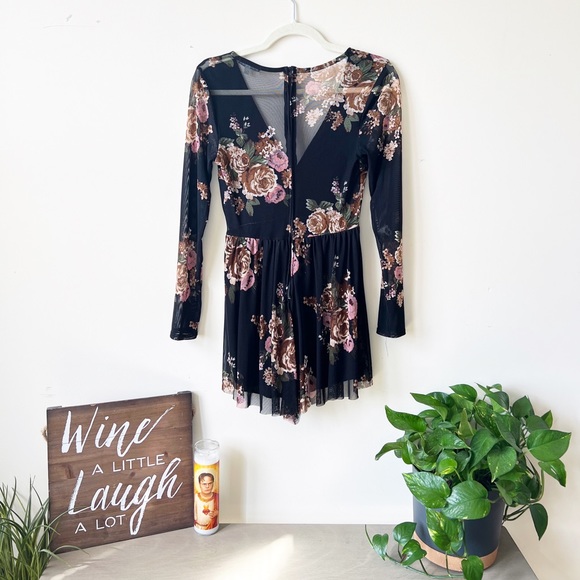 Deep V-Neck  Floral Romper - Picture 2 of 7